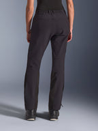 Alpinestars Stella Flex-AST Explorer Pants, damskie spodnie motocyklowe, czarne, widok z tyłu, elastyczna konstrukcja tekstylna ze wzmocnieniami ripstop na siedzeniu, boczne kieszenie cargo na zamek i pionowe zamki w dolnej części nogawek, przeznaczone do jazdy adventure