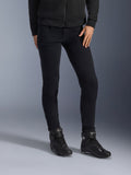 Alpinestars Daisy V3, damskie jeansy motocyklowe, Rinse Black, dopasowany krój slim-fit, w połączeniu z czarnymi wysokimi butami i rozpinaną bluzą z kapturem, nowoczesna monochromatyczna stylizacja miejska