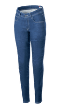 Alpinestars Daisy V3 Women's Riding Denim, damskie jeansy motocyklowe w kolorze Rinse Blue, krój slim fit, klasyczny design z pięcioma kieszeniami, kontrastowe przeszycia, wysoki stan i zwężane nogawki