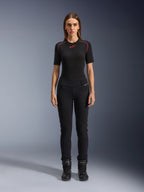 Damskie legginsy Alpinestars Banshee, czarne legginsy motocyklowe, anatomiczny, dopasowany do sylwetki krój, noszone przez modelkę z czarną warstwą bazową i butami motocyklowymi, karbowane panele na kolanach, wysoki stan do jazdy miejskiej.