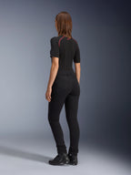Legginsy damskie Alpinestars Banshee, czarne, widok z tyłu prezentujący dopasowany do sylwetki anatomiczny krój i tylne kieszenie, zestawione z czarną koszulką z krótkim rękawem i butami motocyklowymi, stylowa miejska odzież motocyklowa dla kobiet