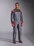 Alpinestars KMX-9 V3 Graphic 6, kombinezon kartingowy, szary i antracytowy z czerwonymi akcentami, unikalna grafika splash na klatce piersiowej i nogawkach, czerwone rękawice wyścigowe, czarne buty kartingowe, ujęcie całej sylwetki w studiu