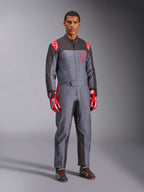 Alpinestars KMX-9 V3 Graphic 6, kombinezon kartingowy, szary i antracytowy z czerwonymi akcentami, unikalna grafika splash na klatce piersiowej i nogawkach, czerwone rękawice wyścigowe, czarne buty kartingowe, ujęcie całej sylwetki w studiu