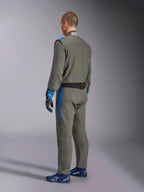 Alpinestars GP Race V3 Suit FIA, samochodowy kombinezon wyścigowy, Anthracite Blue, widok z tyłu modelu w szarym jednoczęściowym kombinezonie z niebieskimi akcentami, pasujące niebieskie rękawice i buty wyścigowe, profesjonalny design odzieży do sportów motorowych