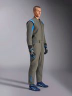 Kombinezon Alpinestars GP Race V3 FIA w kolorze Anthracite Blue, jednoczęściowy samochodowy kombinezon wyścigowy prezentowany na modelu, posiada jasnoniebieskie akcenty na ramionach i kostkach, zestawiony z dopasowanymi rękawicami i niebieskimi butami wyścigowymi, profesjonalny sprzęt do sportów motorowych.