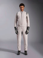 Alpinestars GP Race V3 Suit FIA w kolorze srebrno-antracytowym, jednoczęściowy samochodowy kombinezon wyścigowy prezentowany przez modela, z ciemnoszarymi epoletami i akcentami, czarne rękawice i buty wyścigowe, profesjonalna odzież ochronna do sportów motorowych