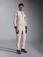 Alpinestars GP Race V3 Suit FIA, kombinezon wyścigowy w kolorze Silver Anthracite, jednoczęściowy strój kierowcy z pagonami na ramionach i pasem w talii, zestawiony z czarno-białymi rękawicami i butami wyścigowymi, elegancki design do profesjonalnych wyścigów samochodowych