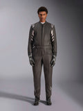 Alpinestars GP Race V3 Suit FIA, kombinezon samochodowy, czarno-srebrny, widok z przodu na kierowcę w pełnym stroju wyścigowym z rękawicami i butami, profesjonalny design motorsportowy z logo Alpinestars na ramionach i pasku