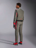 Alpinestars GP Race V3 Suit FIA, antracytowo-czerwony kombinezon wyścigowy, widok od tyłu na modela w dwuwarstwowym kombinezonie, czerwone akcenty na ramionach i nogawkach, dopasowane rękawice i buty, profesjonalna odzież wyścigowa