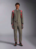 Alpinestars GP Race V3 Suit FIA, kombinezon samochodowy, antracytowo-czerwony, prezentowany przez modela z dopasowanymi rękawicami i butami, posiada czerwone epolety i logo marki, profesjonalna odzież do sportów motorowych.