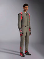 Alpinestars GP Race V3 Suit FIA, antracytowo-czerwony kombinezon wyścigowy, zestawiony z dopasowanymi rękawicami i butami wyścigowymi, z czerwonymi epoletami na ramionach i brandingiem, smukła dwuwarstwowa konstrukcja techniczna do sportów motorowych