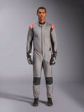 Alpinestars Hypertech V3 Suit, profesjonalny kombinezon wyścigowy w kolorze szarym, czarnym i jaskrawoczerwonym, prezentowany przez modela w czarnych rękawicach i butach wyścigowych, o sportowym, dopasowanym kroju, z jaskrawoczerwonymi akcentami na ramionach oraz czarnymi panelami na kolanach i po bokach.