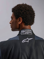 Alpinestars GP Pro Comp V2 FIA Suit, kombinezon samochodowy wyścigowy, czarny i asfaltowy, certyfikat FIA 8856-2018, białe logo Astar, zbliżenie na tył kołnierza.