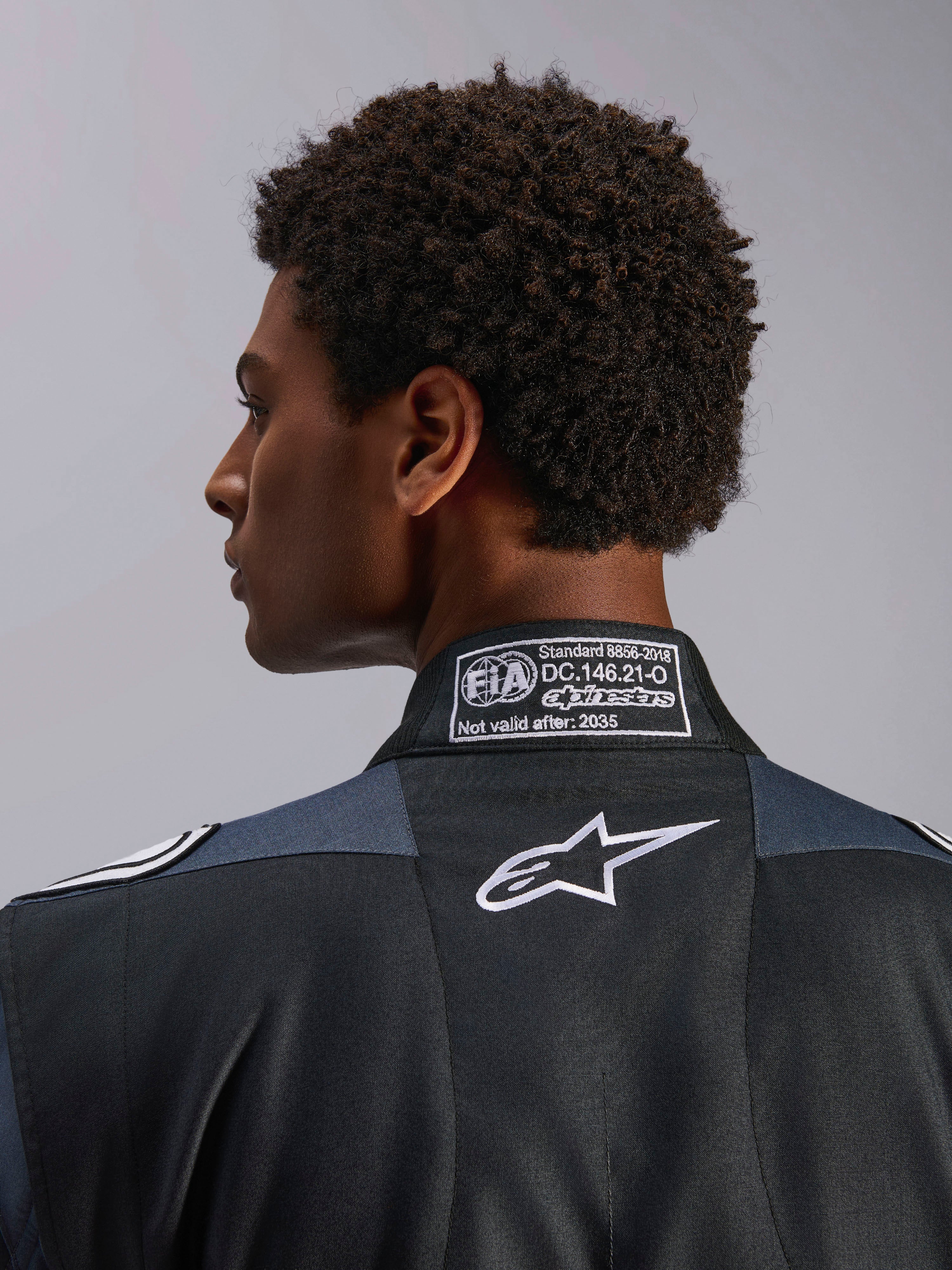 Alpinestars GP Pro Comp V2 FIA Suit, kombinezon samochodowy wyścigowy, czarny i asfaltowy, certyfikat FIA 8856-2018, białe logo Astar, zbliżenie na tył kołnierza.