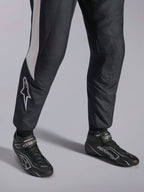 Kombinezon Alpinestars GP Pro Comp V2 FIA, czarny i biały strój wyścigowy, zbliżenie na buty ASTARS.