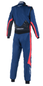 Kombinezon Alpinestars GP Pro Comp V2 FIA, widok z tyłu jednoczęściowego kombinezonu samochodowego, granatowy z czarnymi i czerwonymi akcentami, silikonowe panele w dolnej części pleców, czerwone pasy na rękawach i nogawkach, białe logo Alpinestars, profesjonalna odzież wyścigowa