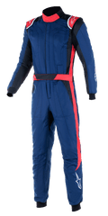 Alpinestars GP Pro Comp V2 FIA Suit, profesjonalny jednoczęściowy kombinezon wyścigowy, granatowy z czerwonymi i czarnymi akcentami, z czerwonymi pagonami, wysokim kołnierzem i czerwonym pasem wzdłuż nogawki, ochronny sprzęt motorsportowy