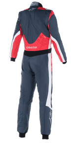Alpinestars GP Pro Comp V2 FIA Suit, kombinezon samochodowy, kolor asfaltowy, czerwony i biały, widok z tyłu z czerwonymi panelami na dolnej części pleców i ramionach, białe akcenty po bokach, logo Alpinestars
