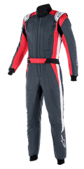 Alpinestars GP Pro Comp V2 FIA Suit, kombinezon wyścigowy, szary asfaltowy z czerwonymi i białymi akcentami, wysoki kołnierz, zintegrowany czerwony pas w talii, białe paski boczne, profesjonalna odzież ochronna do sportów motorowych