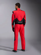 Alpinestars GP Pro Comp V2 FIA Racing Suit, pełny widok od tyłu, czerwono-czarny, z oddychającymi czarnymi panelami z siatki na ramionach i w dolnej części pleców, białe logo Alpinestars, noszony z dopasowanymi rękawicami i butami wyścigowymi, profesjonalna odzież dla kierowców sportów motorowych