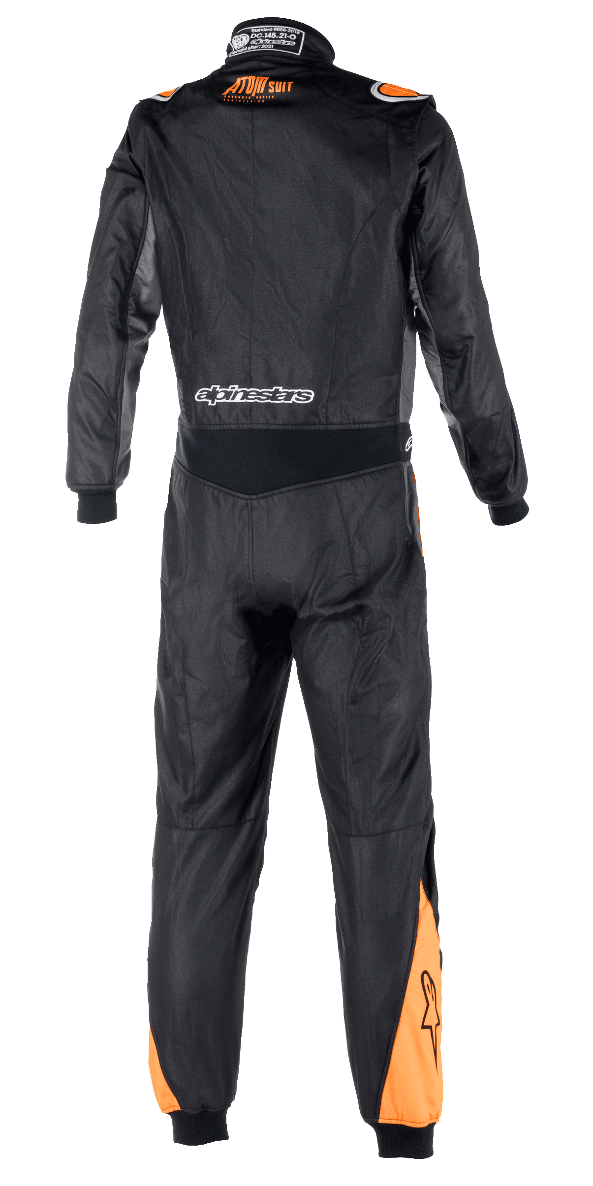 Alpinestars Atom FIA Graphic Suit, widok z tyłu jednoczęściowego kombinezonu wyścigowego, czarny i antracytowy z pomarańczowymi akcentami Fluo na barkach i łydkach, widoczna certyfikacja FIA na kołnierzu oraz branding Alpinestars w dolnej części pleców.