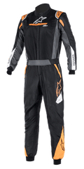 Alpinestars Atom FIA Graphic Suit, czarno-antracytowy z jaskrawopomarańczowymi akcentami fluo, jednoczęściowy kombinezon wyścigowy z certyfikatem FIA, wysoki kołnierz, logo ASTARS na rękawach, profesjonalna odzież do sportów motorowych i zawodów na torze