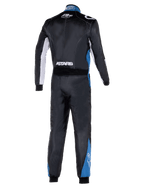 Alpinestars Atom Graphic 4 Suit, widok z tyłu na całą sylwetkę, samochodowy kombinezon wyścigowy, czarny ze srebrnymi i niebieskimi akcentami, biały napis ASTARS w pasie, niebieskie panele na nogawkach, profesjonalna odzież ochronna do sportów motorowych z certyfikatem FIA