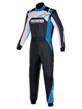 Kombinezon Alpinestars Atom Graphic 4, jednoczęściowy samochodowy kombinezon wyścigowy, czarny, srebrny i niebieski, z wyraźnym logo ASTARS na klatce piersiowej, białymi i niebieskimi panelami, wysokim kołnierzem i żebrowanymi mankietami, profesjonalna odzież ochronna do motorsportu