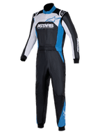 Kombinezon Alpinestars Atom Graphic 4, jednoczęściowy samochodowy kombinezon wyścigowy, czarny, srebrny i niebieski, z wyraźnym logo ASTARS na klatce piersiowej, białymi i niebieskimi panelami, wysokim kołnierzem i żebrowanymi mankietami, profesjonalna odzież ochronna do motorsportu