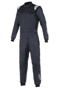 Alpinestars Atom FIA Suit, czarny samochodowy kombinezon wyścigowy, jednoczęściowa konstrukcja z białymi logo Alpinestars na ramionach i lewej nogawce, wysoki kołnierz ze ściągaczami na mankietach i pasem w talii, profesjonalna odzież do sportów motorowych i wyścigów
