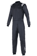 Alpinestars Atom FIA Suit, czarny samochodowy kombinezon wyścigowy, jednoczęściowa konstrukcja z białymi logo Alpinestars na ramionach i lewej nogawce, wysoki kołnierz ze ściągaczami na mankietach i pasem w talii, profesjonalna odzież do sportów motorowych i wyścigów