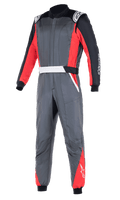 Alpinestars Atom FIA Suit, profesjonalny kombinezon wyścigowy, antracytowy szary z czerwonymi i czarnymi panelami, białe naramienniki i logo marki, dwuwarstwowa konstrukcja zapewniająca ochronę przed wysoką temperaturą i płomieniami