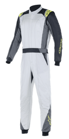 Alpinestars Atom FIA Suit, kombinezon wyścigowy, srebrny i antracytowy z akcentami w kolorze żółtym fluo, jednoczęściowy design z wysokim kołnierzem i elastycznymi mankietami, profesjonalna odzież ochronna do wyścigów samochodowych