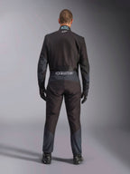 Kombinezon Alpinestars KMX-5 V3, kombinezon kartingowy, czarny i ciemnoszary (Dark Shadow), widok z tyłu na kierowcę w pełnym kombinezonie z pasującymi rękawicami i butami, logo Alpinestars na pasku, ergonomiczne panele