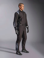 Kombinezon Alpinestars KMX-5 V3, kombinezon kartingowy w kolorze Black Dark Shadow, zestawiony z pasującymi czarnymi rękawicami i butami wyścigowymi, laserowo wycinane perforacje i panele z siatki technicznej, smukła dwuwarstwowa konstrukcja z białym logo dla profesjonalnego motorsportu.