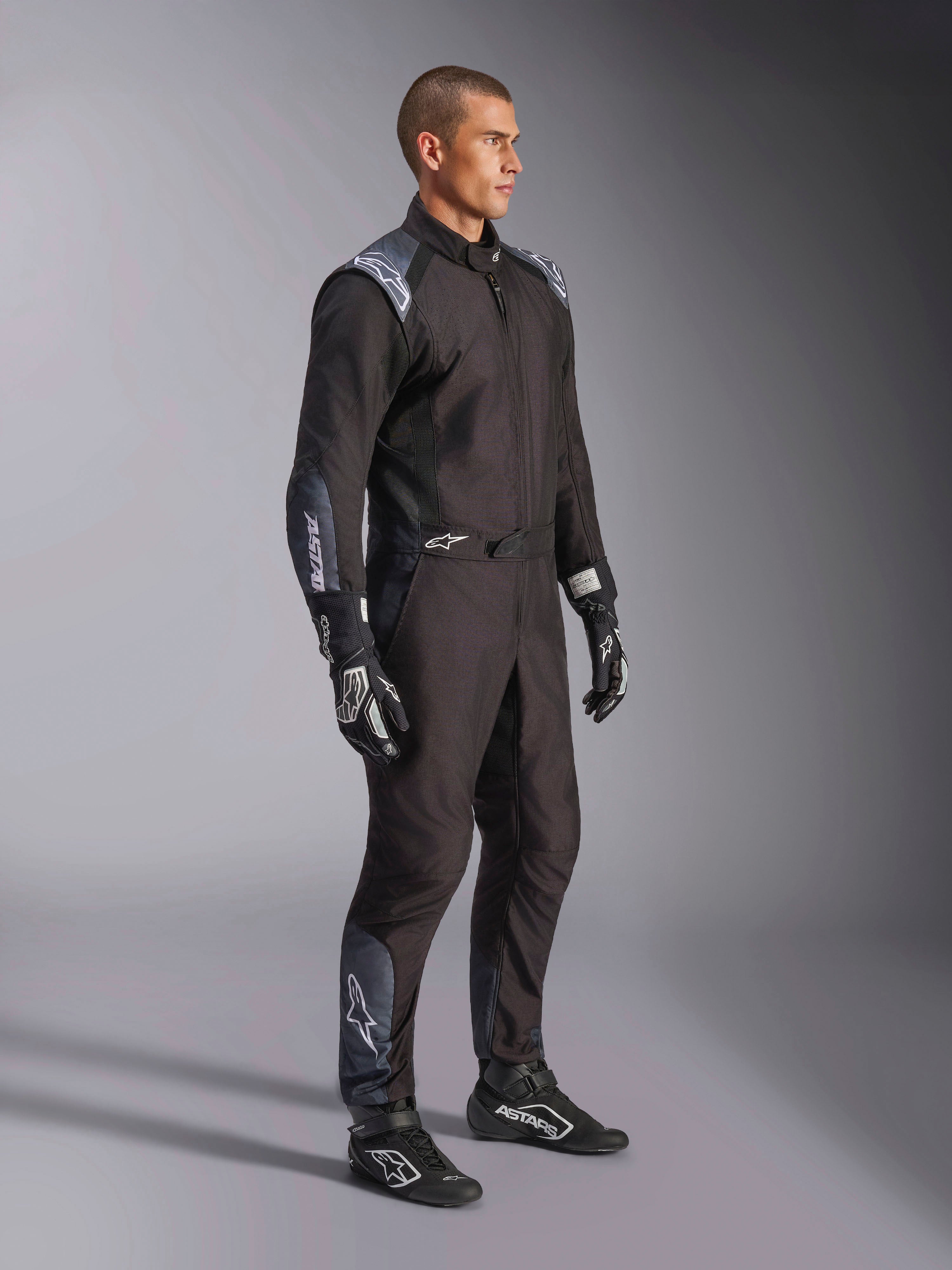 Kombinezon Alpinestars KMX-5 V3, kombinezon kartingowy w kolorze Black Dark Shadow, zestawiony z pasującymi czarnymi rękawicami i butami wyścigowymi, laserowo wycinane perforacje i panele z siatki technicznej, smukła dwuwarstwowa konstrukcja z białym logo dla profesjonalnego motorsportu.
