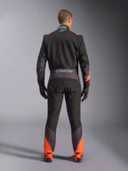 Kombinezon Alpinestars KMX-5 V3, męski kombinezon kartingowy, czarny i pomarańczowy fluo, certyfikat FIA, widok tyłu z logo.