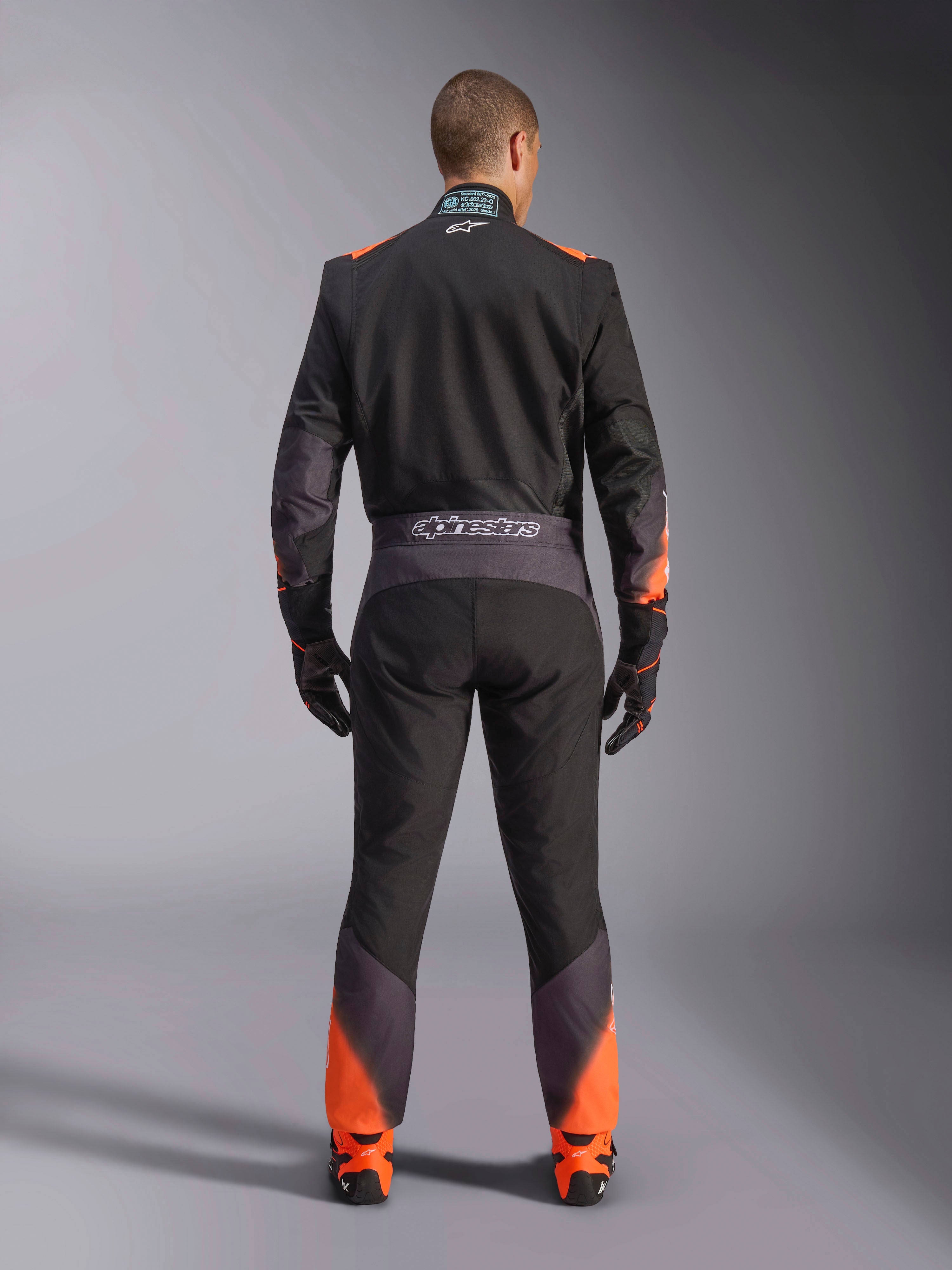Kombinezon Alpinestars KMX-5 V3, męski kombinezon kartingowy, czarny i pomarańczowy fluo, certyfikat FIA, widok tyłu z logo.
