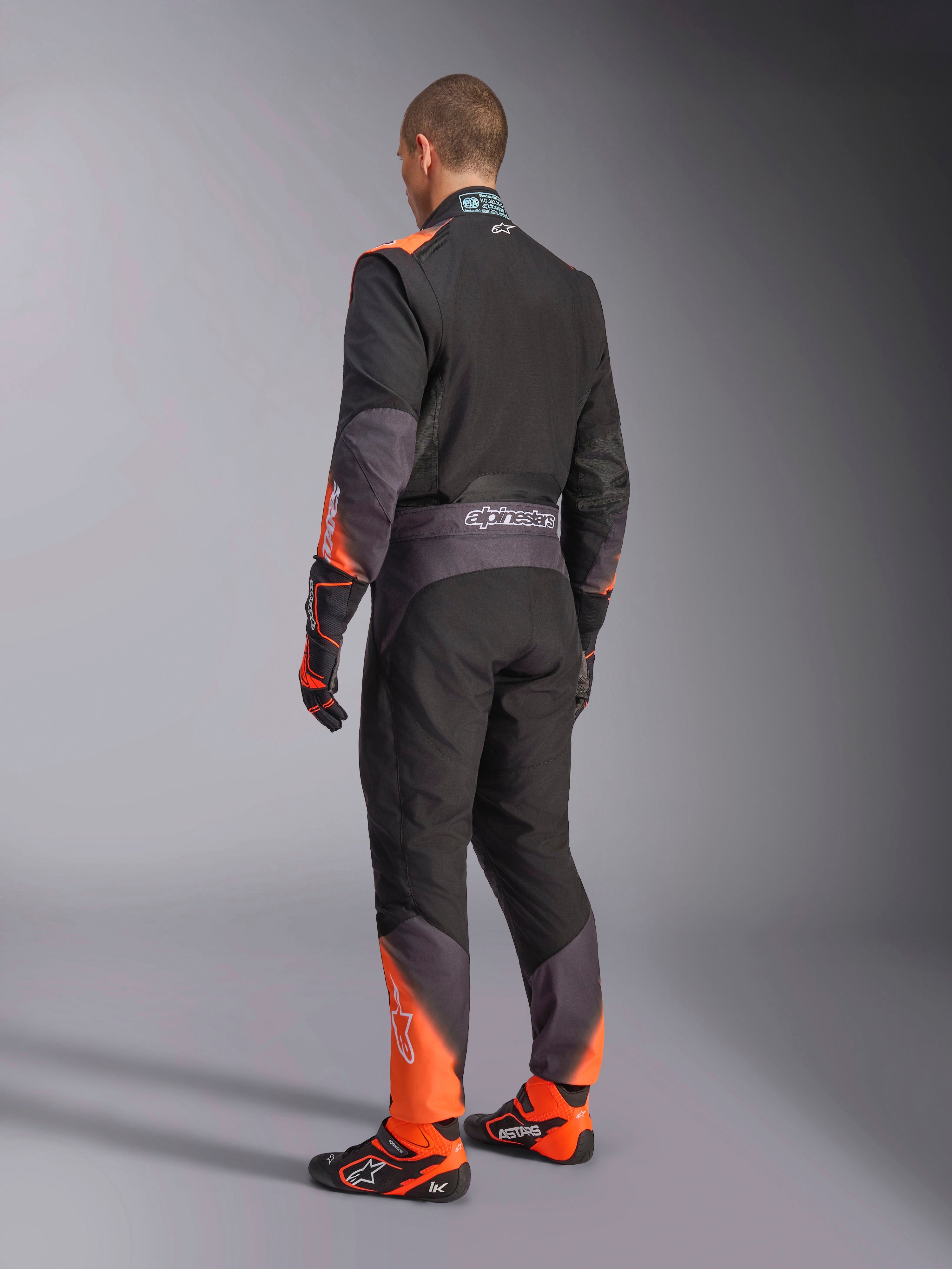 Kombinezon Alpinestars KMX-5 V3, męski kombinezon kartingowy, widok z tyłu, czarny i pomarańczowy fluo, FIA 8877-2022 klasa 1.