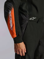 Alpinestars KMX-5 V3, męski kombinezon kartingowy, czarny i pomarańczowy fluo, logo ASTARS i panele z siatki technicznej.
