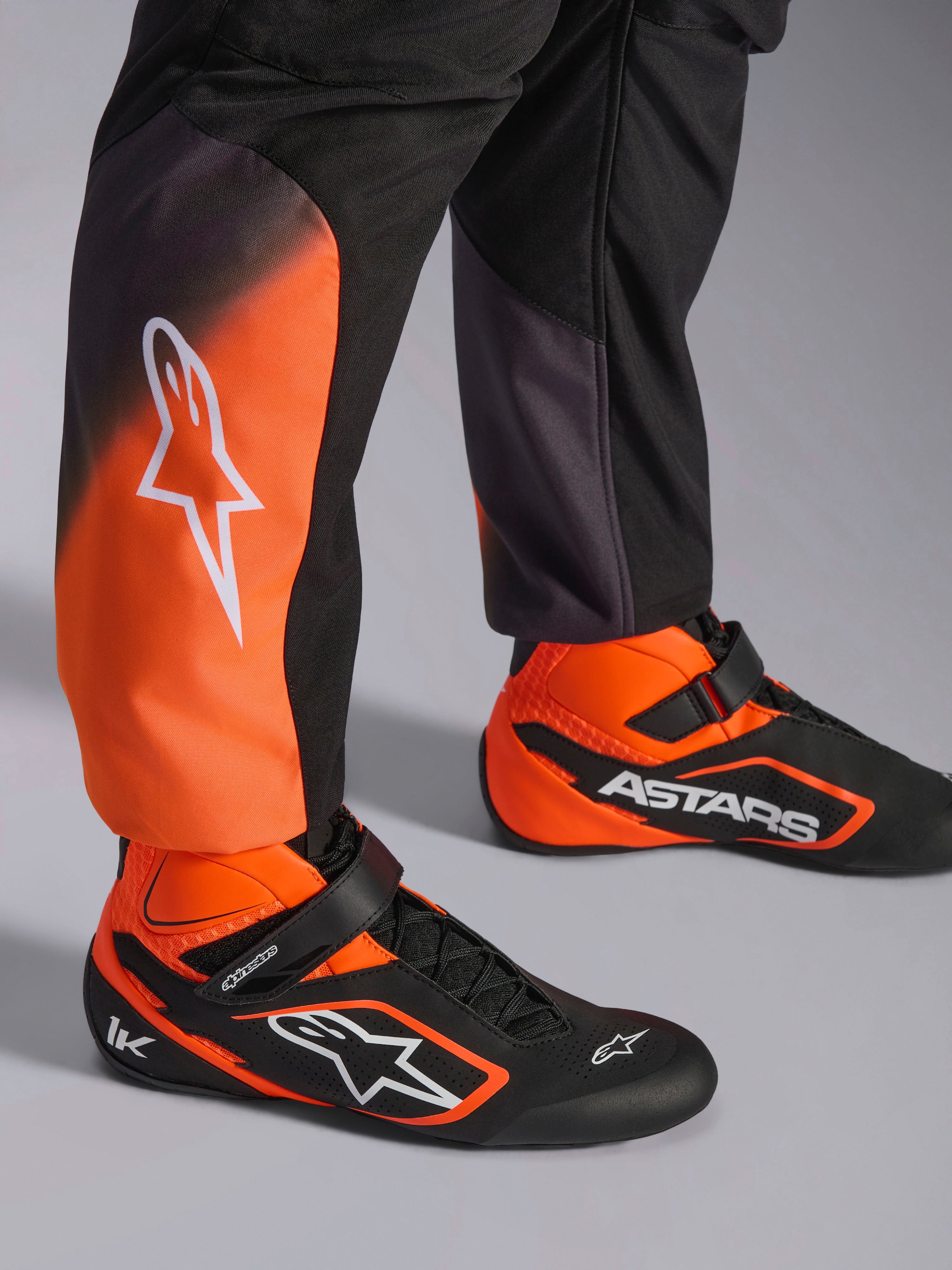 Kombinezon Alpinestars KMX-5 V3, męski kombinezon kartingowy, czarny i pomarańczowy fluo, FIA 8877-2022, nogawki i buty.