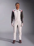 Kombinezon Alpinestars KMX-5 V3, jednoczęściowy kombinezon kartingowy, biało-czarno-czerwony, prezentowany przez modela wraz z dopasowanymi rękawicami i butami wyścigowymi, profesjonalny sprzęt motorsportowy do wyczynowej jazdy gokartami.