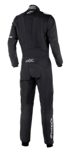 Alpinestars GP Tech V3 Suit FIA, widok z tyłu czarnego kombinezonu wyścigowego, białe logo Alpinestars i branding GP Tech V3 na dole pleców, profesjonalna odzież motorsportowa z widocznymi elastycznymi panelami i sportowym krojem