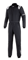 Alpinestars GP Tech V3 Suit FIA, czarny kombinezon wyścigowy, białe panele na ramionach z logo, wysoki kołnierz, logo Alpinestars na rękawie i nogawce, profesjonalna odzież do sportów motorowych o technicznym panelowym designie
