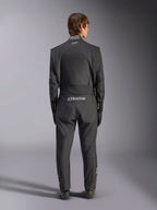 Alpinestars GP Tech V4 Suit, samochodowy kombinezon wyścigowy, czarno-biały, widok z tyłu przedstawiający białe logo Alpinestars oraz certyfikację FIA na kołnierzu, smukłe ergonomiczne dopasowanie dla ochrony profesjonalnego kierowcy