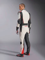 Kombinezon Alpinestars GP Tech V4, biało-czarno-czerwony kombinezon wyścigowy, widok z tyłu pokazujący ergonomiczne panele elastyczne na dolnej części pleców i nogawkach, w zestawie z dopasowanymi rękawicami i butami wyścigowymi, profesjonalna odzież motorsportowa.