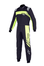 Alpinestars Youth KMX-9 V3 Suit Graphic 3, kombinezon kartingowy, czarny i żółty fluo, jednoczęściowa konstrukcja z wysokim kołnierzem, pasem w talii i ściągaczami na mankietach, z wyraźnym brandingiem „ASTARS” i grafiką w ukośne pasy