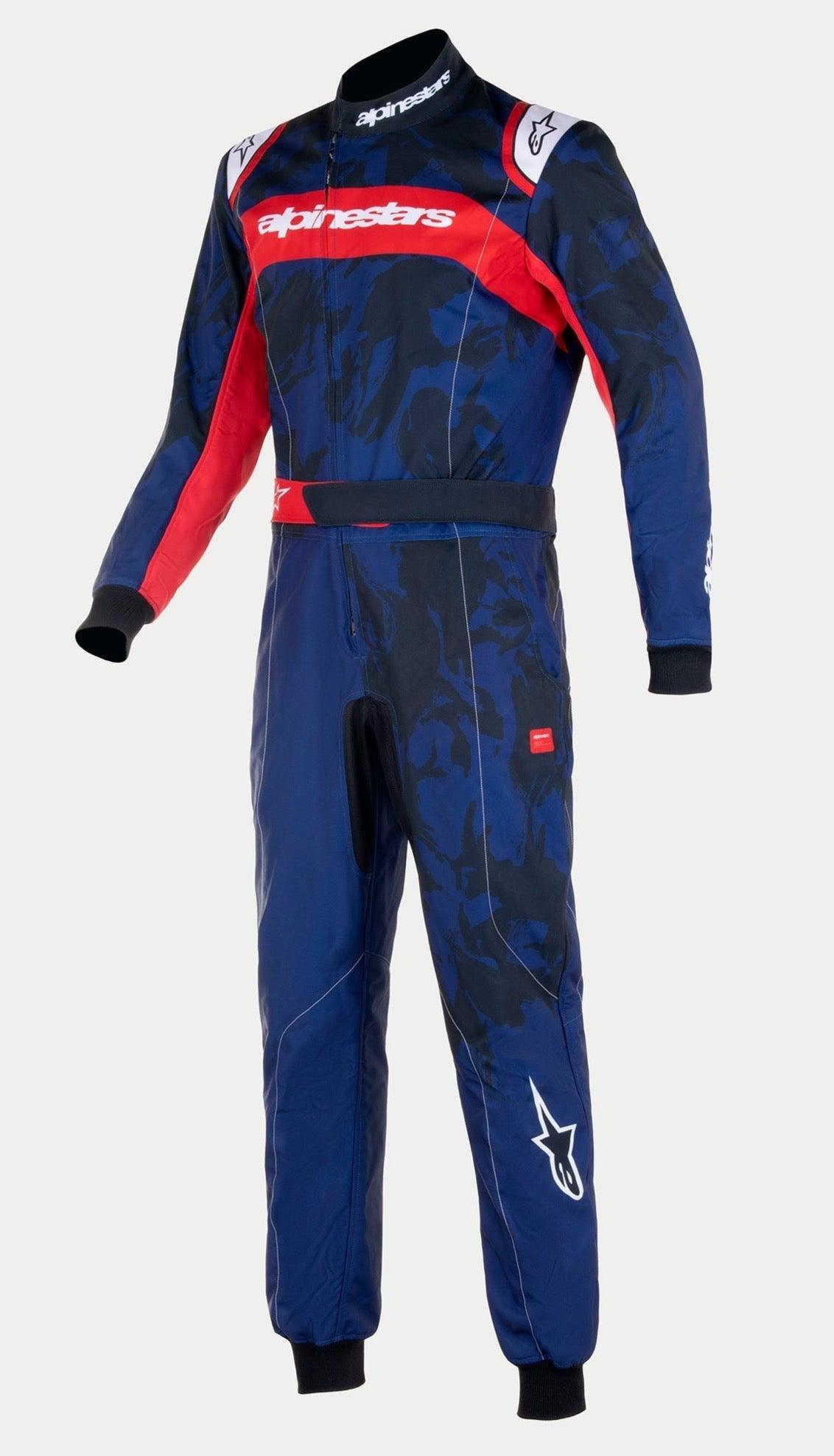 Alpinestars Youth KMX-9 V3 Graphic 5 Suit, młodzieżowy kombinezon kartingowy, granatowo-czerwony, z ciemnoniebieskim abstrakcyjnym wzorem graficznym, czerwonym panelem na klatce piersiowej z białym logo, czarnymi ściągaczami przy mankietach i kołnierzu, profesjonalny jednoczęściowy krój wyścigowy