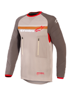 Alpinestars Maxdura Dual Jersey, koszulka motocyklowa Adventure i Dual-Sport, kolor Aluminum Walnut i brązowy, siatkowany tors z odpornymi na ścieranie rękawami, dwie kieszenie na klatce piersiowej zapinane na zamek, pomarańczowy pasek i logo Alpinestars na piersi, czerwone wykończenia kołnierzyka i mankietów