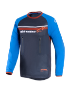 Alpinestars Maxdura Dual Jersey, ciemnoszara i niebieska, koszulka motocyklowa dual-sport z torsem z pełnej siatki, odpornymi na ścieranie długimi rękawami ze wzmocnieniami, pomarańczowymi akcentami i dwiema pionowymi kieszeniami na piersi zapinanymi na zamek
